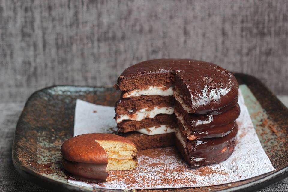 Theo nghiên cứu, 1 cái bánh Chocopie có hàm lượng calo khoảng 120 kcal Theo nghiên cứu, 1 cái bánh Chocopie có hàm lượng calo khoảng 120 kcal